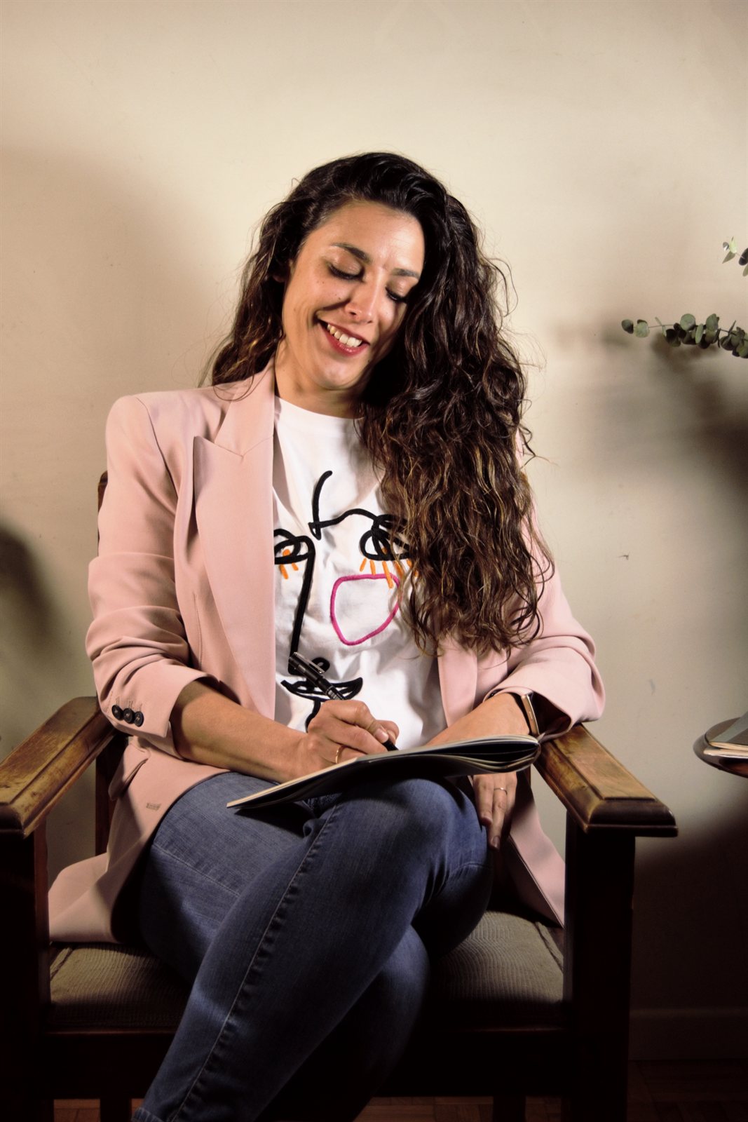 Ana González escribiendo en su consulta