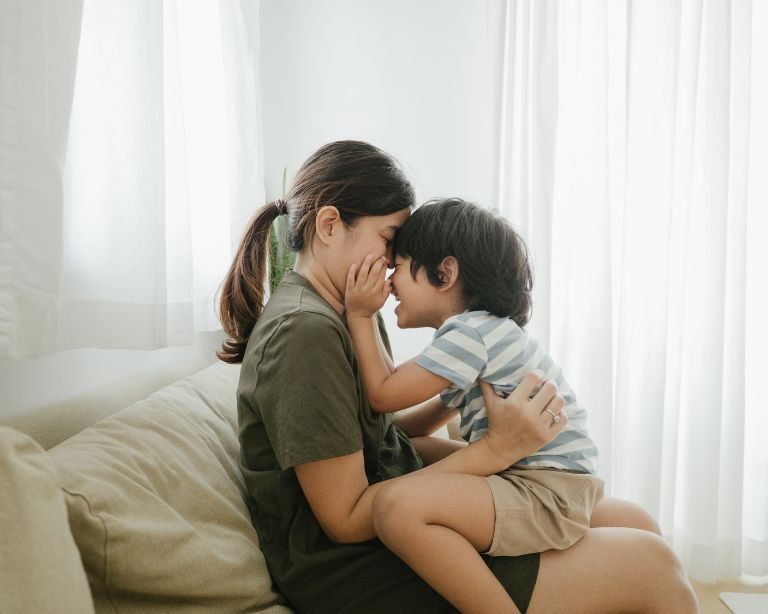 Crianza, apego y vínculo — madre acompañando a su bebé con ternura
